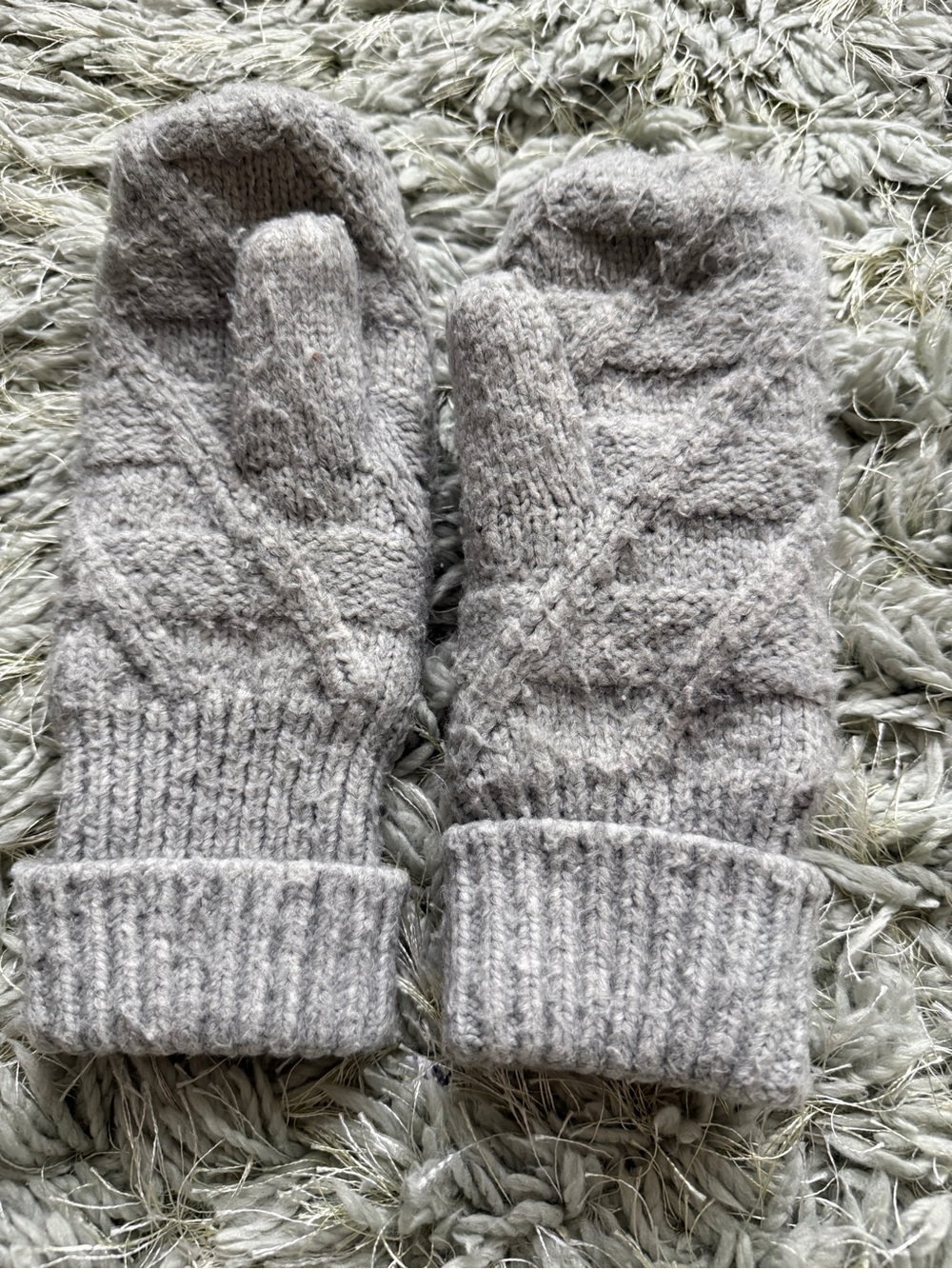 Women's Textured Knit Mittens in Light Gray